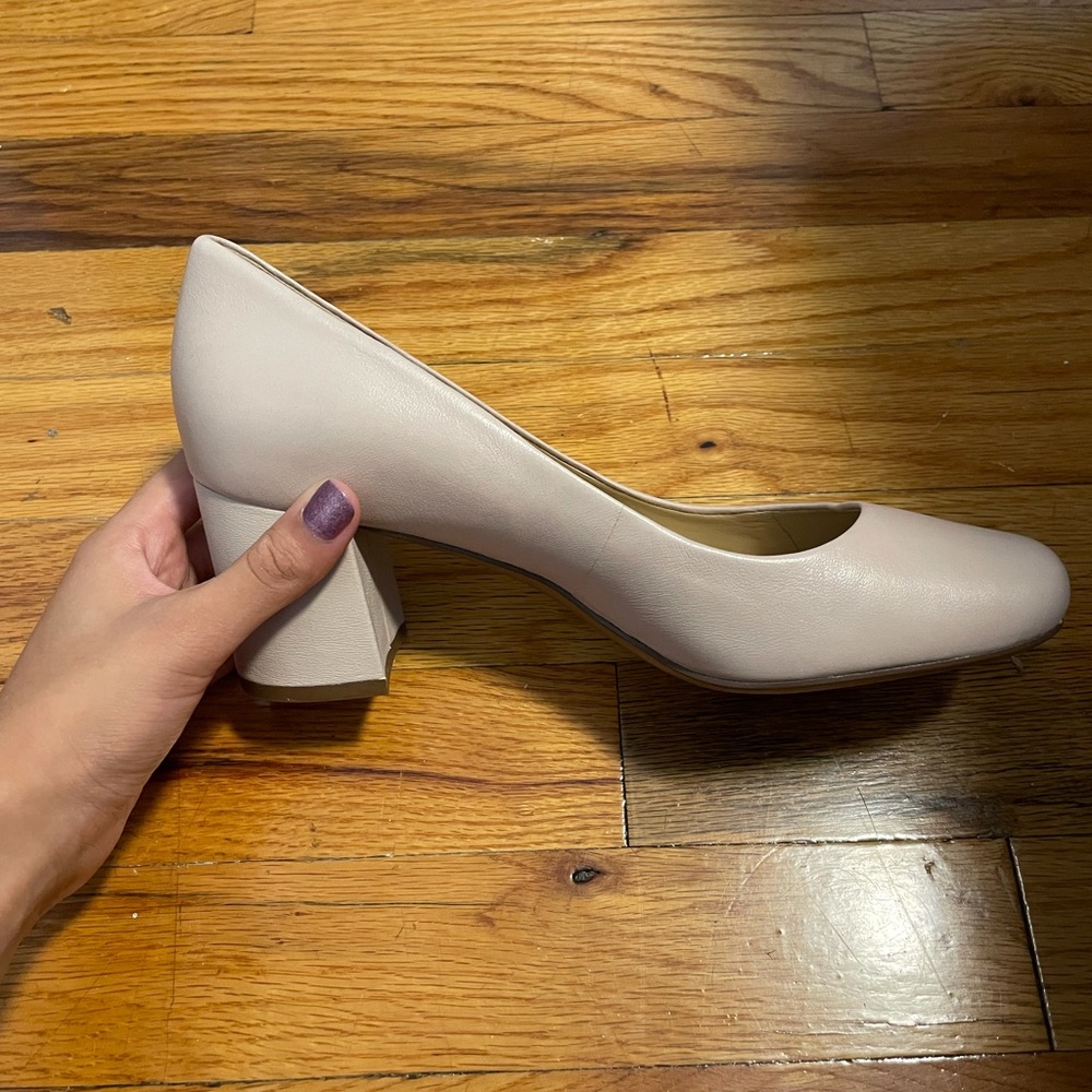 Nude Naturalizer heel, size 7 but fits like 7.5